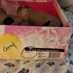 Women's Chinese laundry dial Mindy taupe wedge